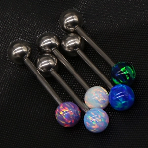 Vue détaillée de piercings en opale colorée avec tiges en acier inoxydable poli pour la langue