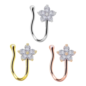 Lot de trois faux piercings de nez fleurs en zircone argentée, dorée et or rose