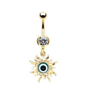 Detailansicht eines goldenen Evil-Eye-Bauchnabelpiercings mit Sonnenanhänger und Kristall