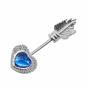Orecchino a perno freccia di Cupido con opale blu a cuore e zirconi lucidi argento