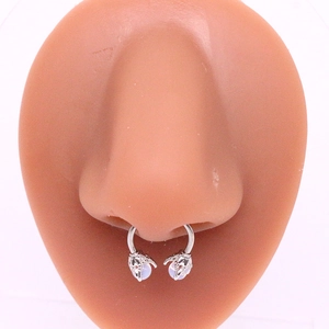 Anello per setto nasale a artiglio di drago in acciaio inox con opale bianco su modello
