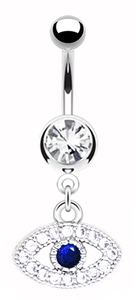 Detailaufnahme von silbernem Bauchnabelpiercing mit blauem Teufelsauge Anhänger