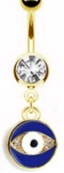 Detail eines goldenen Bauchnabelpiercings mit klarem Zirkon und blauem Evil Eye Anhänger