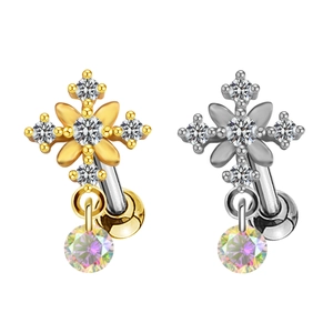 Détail de piercings pétales en croix or et argent avec pierres pendantes irisées