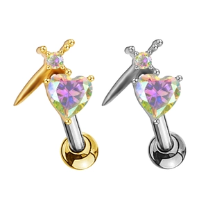 Gros plan sur des piercings cœur en cristal AB en finitions or et argent