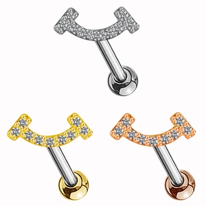 Dettaglio macro di orecchini a lobo smiley in argento, oro e oro rosa con zirconi