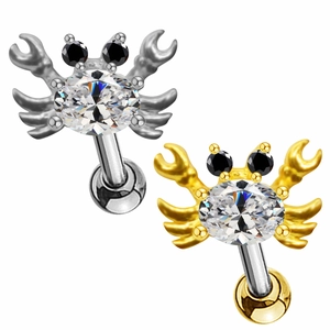 Dettaglio degli orecchini a forma di granchio in argento e oro con zircone scintillante