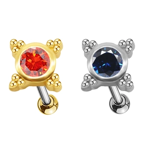 Vue détaillée de boucles d'oreilles serpent avec cristaux rouges et bleus sur acier