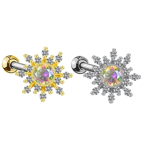 Gros plan de boucles d'oreilles tournesol dorées et argentées avec zircons arc-en-ciel