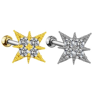 Détail de boucles d'oreilles étoile octogonale en or et acier avec zircons brillants
