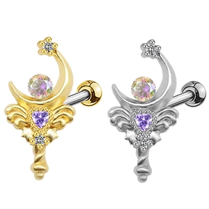 Vue détaillée des clous d'oreilles lune et étoile avec cristal de cœur violet