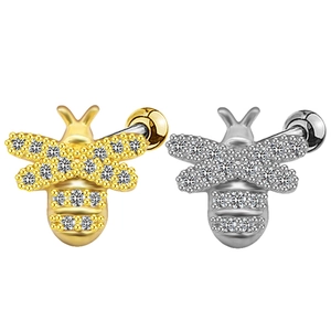 Vue macro de clous d'oreilles abeille en or et argent avec zircons micro-pavés