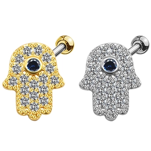 Détails des clous d'oreilles Main de Fatma avec pierre bleue et zircons en or et argent