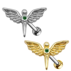 Dettaglio di orecchini ad ala d'angelo con pietre verdi in oro e argento