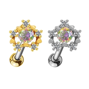 Dettaglio degli orecchini a fiore in oro e argento con opale centrale e zirconi
