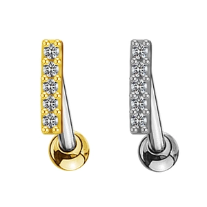Dettaglio di piercing all'ombelico in oro e argento con cinque pietre di zircone chiare