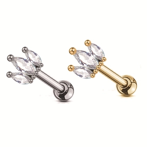 Dettaglio macro degli orecchini in acciaio inossidabile argento e oro con zirconi marquise