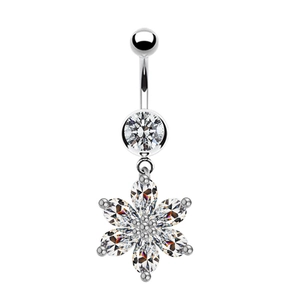 Dettaglio di piercing all'ombelico a forma di fiore argentato con zirconi brillanti