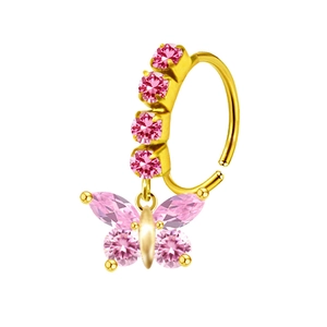 Detalle macro de un aro para nariz bañado en oro con colgante de mariposa rosa