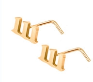 Dettaglio del piercing al naso lettera W in oro gotico realizzato in acciaio inossidabile
