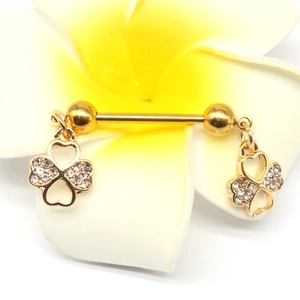 Goldenes Kleeblatt-Brustpiercing mit herzförmigen Blättern und Zirkonia-Steinen