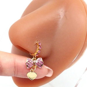 Aro de nariz dorado con dije de mariposa y corazón con circonitas rosas