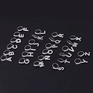 26 anneaux de nez lettres argentées avec pampilles en zircone micro-pavé sur fond noir