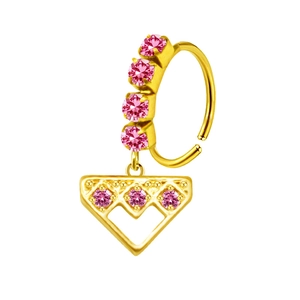Detalle macro del anillo de nariz dorado con circonitas rosas y colgante de corazón