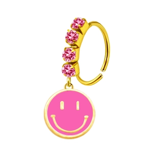Detalle de aro de nariz dorado con circonitas rosas y un colgante de cara sonriente rosa