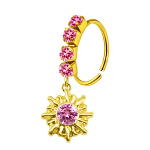 Detalle de un aro de nariz dorado con gemas rosas y colgante de sol radiante