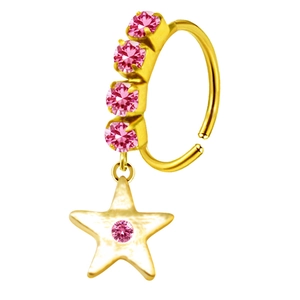 Detalle de un aro nasal dorado con circonitas rosas y un colgante en forma de estrella