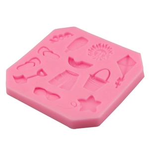 Rosa Silikonform mit sommerlichen Strandmotiven wie Sonnenbrille, Flip-Flops und Drachen