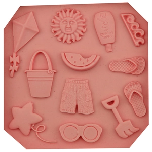 Rosa Silikonform mit Sommer-Strandmotiven wie Sonnenbrille und Drachen zum Backen