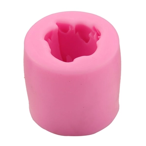 Gros plan du moule en silicone rose 3D rose pour pâtisserie et savon artisanal DIY