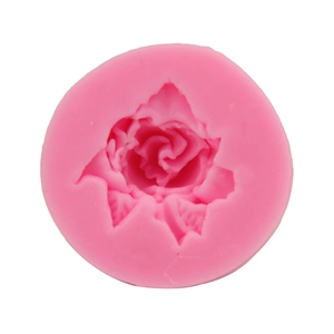 Vue macro d'un moule en silicone fleur de rose 3D avec détails des pétales pour pâtisserie