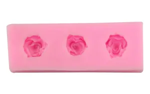 Rosa Silikonform mit drei 3D-Rosenblüten-Hohlräumen für Fondantkuchen und Schokolade