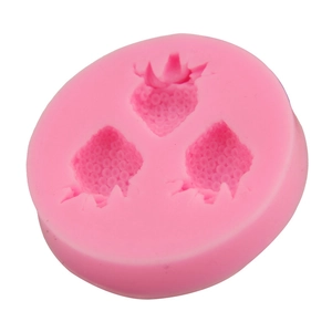 Vue détaillée du moule en silicone rose avec trois empreintes en forme de fraise