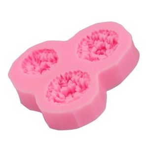 Dettaglio dello stampo in silicone rosa con tre cavità a motivi floreali in 3D