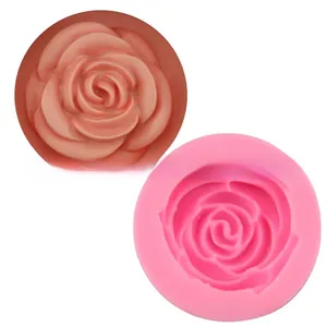 Dettaglio dello stampo in silicone a rosa 3D con petali definiti per decorazioni dolci
