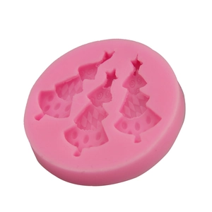Vue détaillée du moule à gâteaux en silicone rose avec trois motifs de sapin de Noël