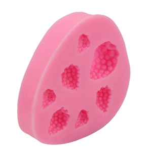 Dettaglio dello stampo in silicone rosa a forma di fragola per fondant con trama reale