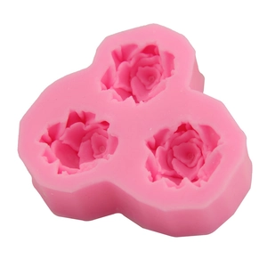 Dettaglio dello stampo in silicone rosa a 3 rose con trama dettagliata dei petali