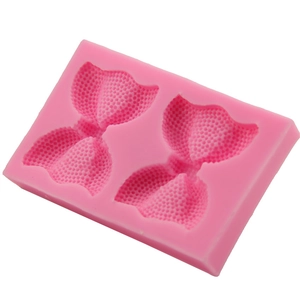 Vue détaillée du moule en silicone rose avec deux nœuds et texture nid d'abeille interne