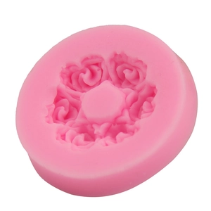 Vista dettagliata dello stampo in silicone rosa per torte con motivi floreali a rosa