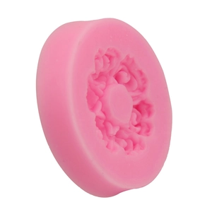 Dettaglio dello stampo in silicone rosa con rilievo a rosa per dolci e sapone fai-da-te