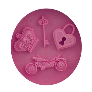 Stampo in silicone rosa con serratura a cuore, chiave, corona e moto per decorare torte
