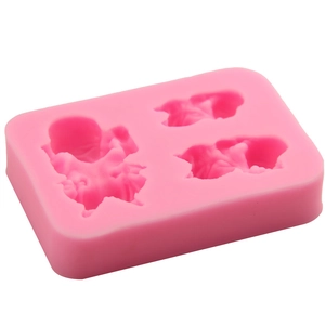 Moule à fondant en silicone rose avec trois cavités détaillées de personnages d'anime 3D