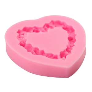 Moule à gâteau en silicone rose en forme de cœur pour pâtisserie et fondant sur fond blanc