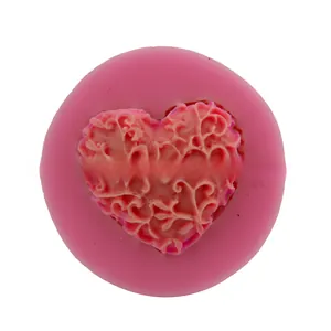 Vue détaillée du moule en silicone rose en forme de cœur avec motifs de dentelle