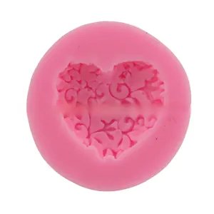 Vue détaillée des motifs de vigne florale à l'intérieur du moule en silicone en cœur